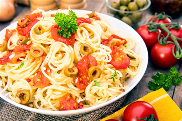 Spaghetti-mit-Tomaten-und-Oliven-650x650.jpg