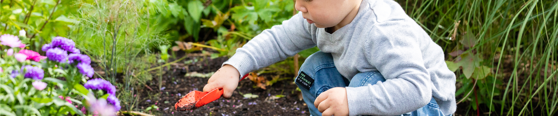 Kind im Garten